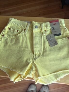 NWT High-rise Levi's 501 yellow Cutoff Denim Shorts size‎ 24